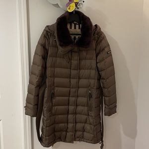 Burberry Brit Belted Puffer Coat
Size: M Length: Mid-Length